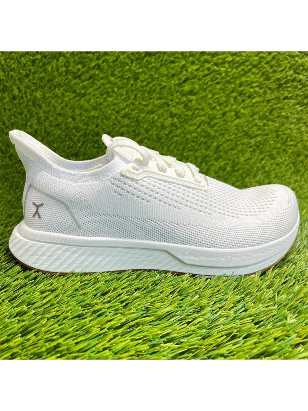 Flux Adapt Runner White Gum Womens Size 7 Running Athletic Walking Knit Shoes